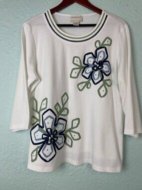 Alfred Dunner Women’s White Floral Ribbon Appliqué Top 1X Embroidered Neck 196